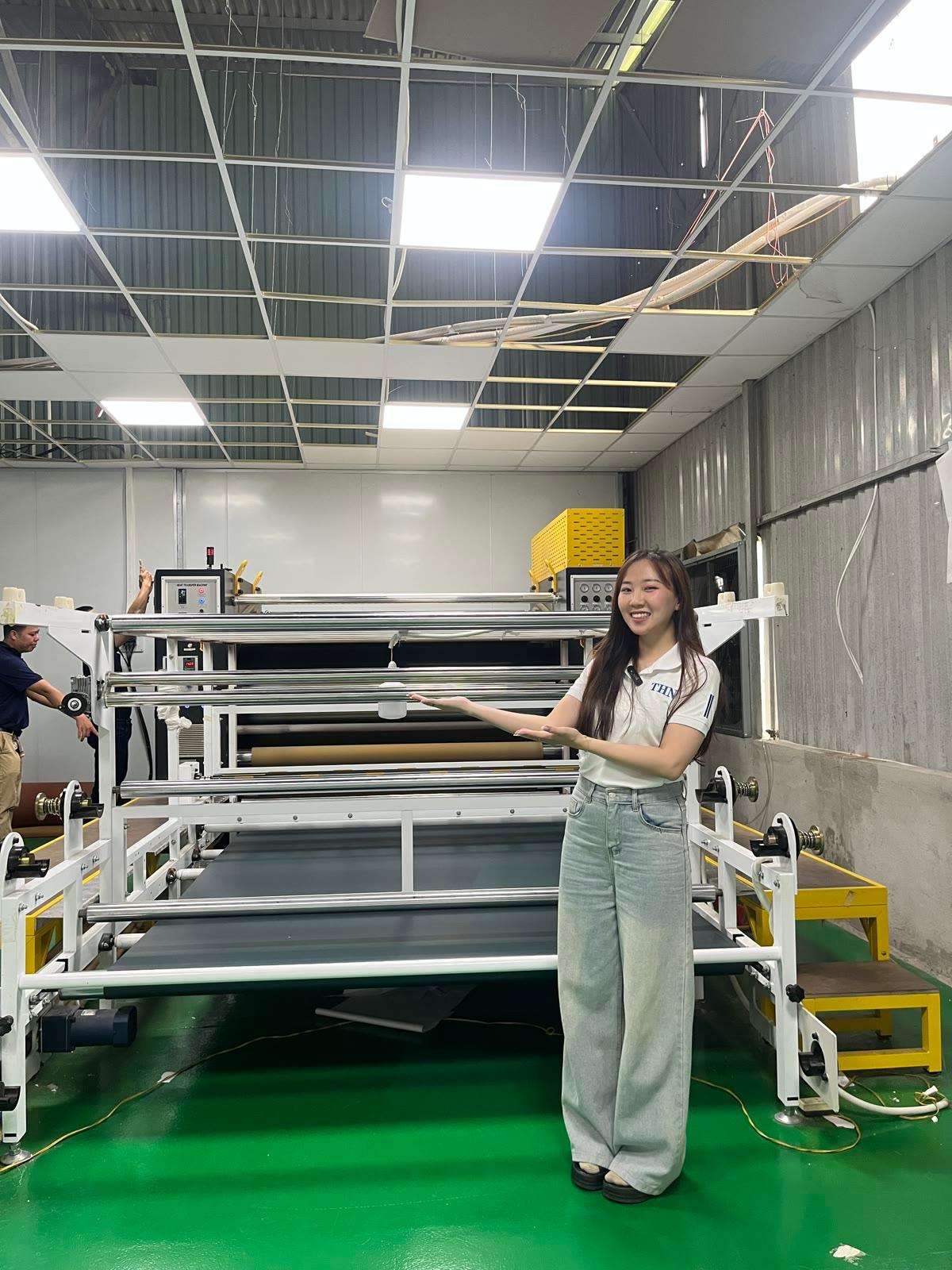 Máy ép chuyển nhiệt dạng trục tại xưởng